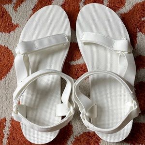 Teva women’s 11 white original quick drying casual sport sandal.